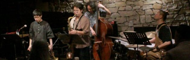 それぞれのオリジナル曲の中ピアノ演奏も披露された心憎い演出ステージ