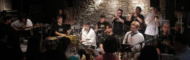 ビッグバンドの迫力ある演奏に満々席の店内は大盛況で大盛り上がり