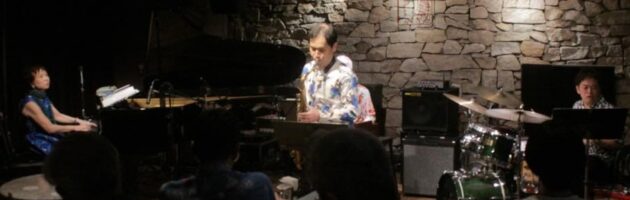 2鍵盤編成を活かした幅広いレパートリーの選曲で盛り上がった昼下がり