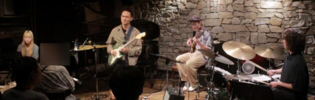 ジャンルを横断する多彩な演奏曲でスタンダードとオリジナル曲を演奏