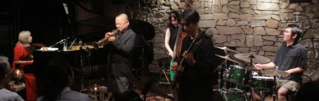 端正で艶のある音色が若者の楽器に絡む全てオリジナル曲のステージ