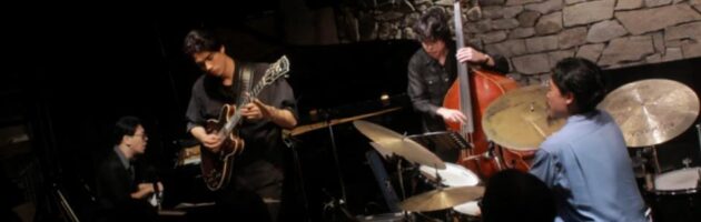 お互いが向き合ってアイコンタクトしながら音で会話する極上のライブジャズ